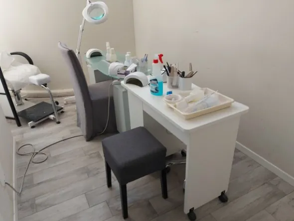 1#7919 Arredi e attrezzature per trattamenti estetici