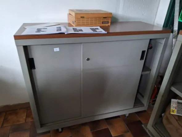 21#8242 Arredi e macchine elettroniche da ufficio.