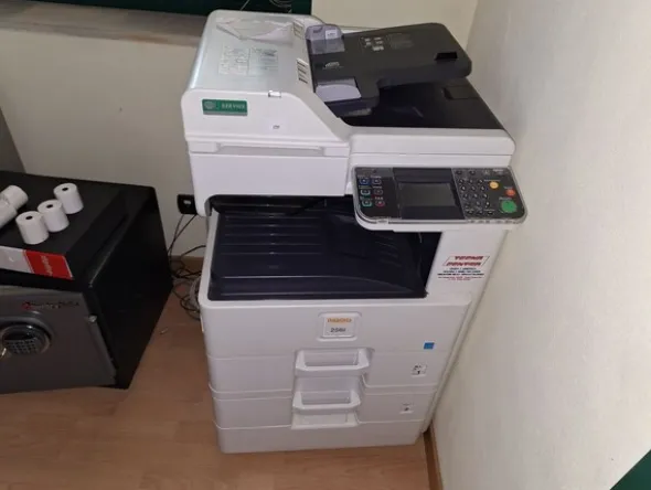 21#8242 Arredi e macchine elettroniche da ufficio.