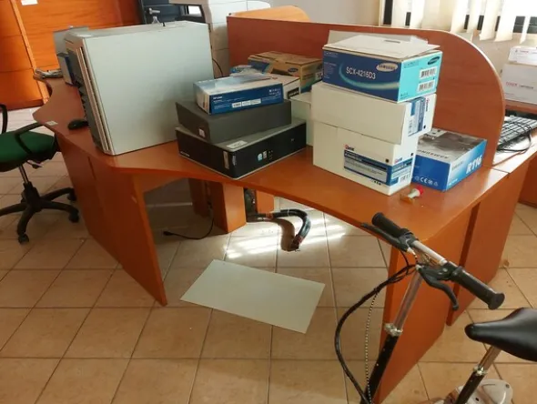 2#8012 Arredi per ufficio e attrezzature informatiche