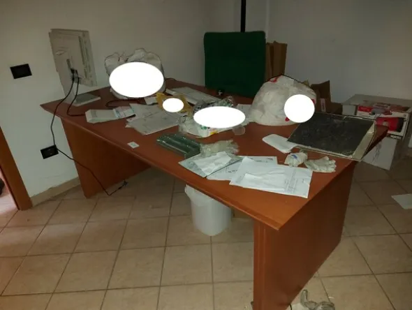 2#8012 Arredi per ufficio e attrezzature informatiche