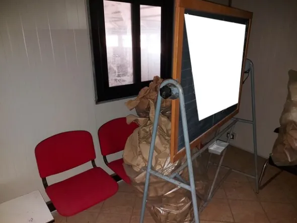 2#8012 Arredi per ufficio e attrezzature informatiche