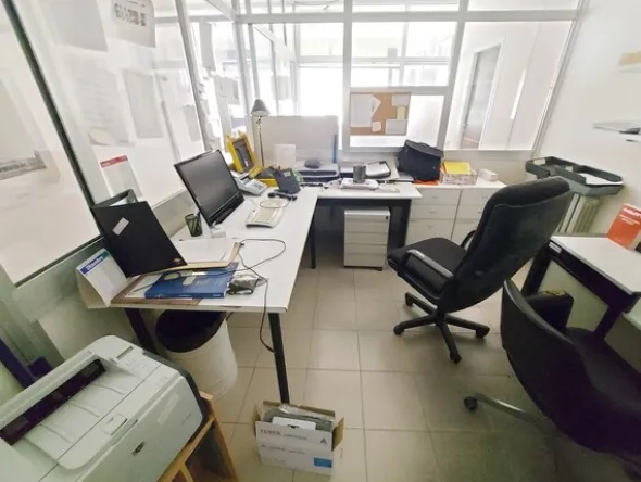 3#7700 Arredi ufficio e infissi
