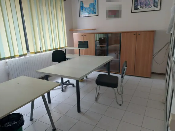 3#7700 Arredi ufficio e infissi