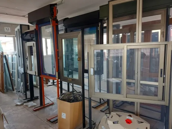 3#7700 Arredi ufficio e infissi