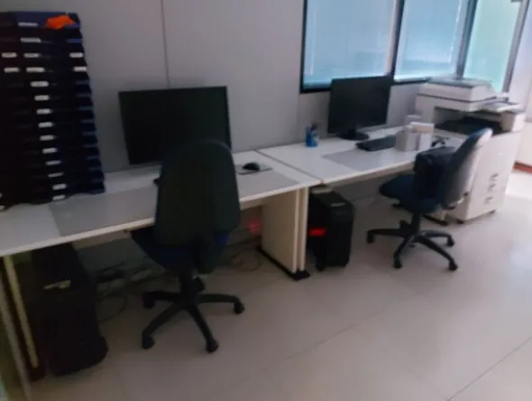 18#8076 Arredo da ufficio ed attrezzature elettroniche
