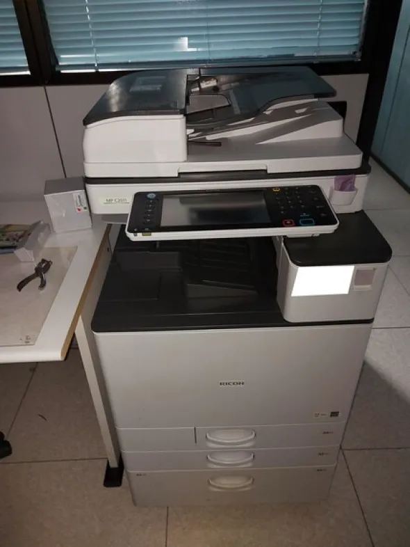 18#8076 Arredo da ufficio ed attrezzature elettroniche