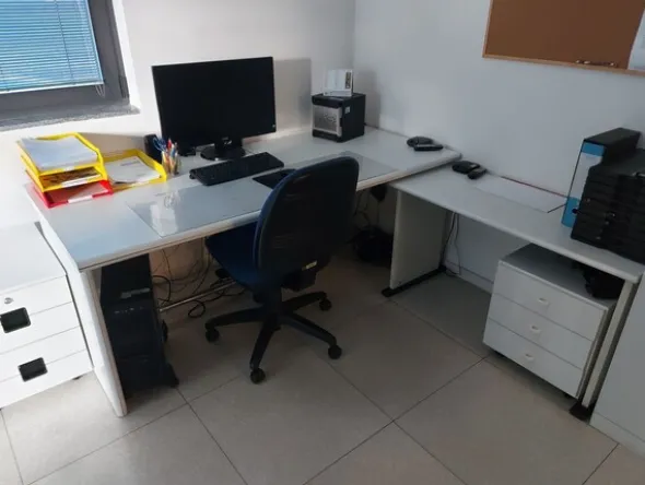 18#8076 Arredo da ufficio ed attrezzature elettroniche