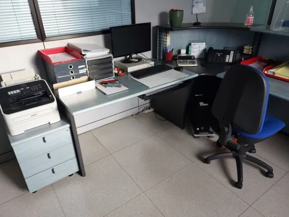 18#8076 Arredo da ufficio ed attrezzature elettroniche