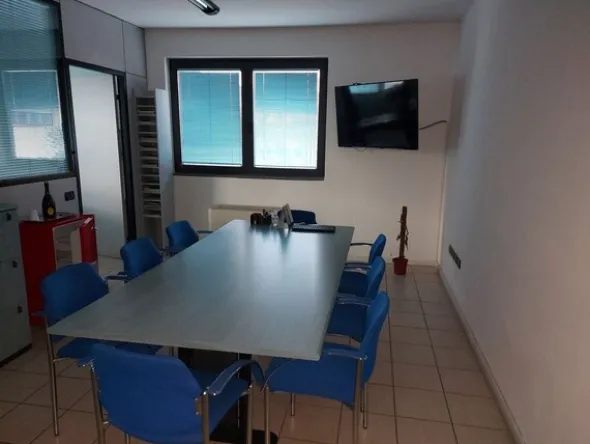 18#8076 Arredo da ufficio ed attrezzature elettroniche