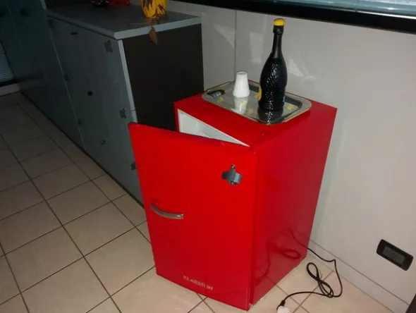 18#8076 Arredo da ufficio ed attrezzature elettroniche