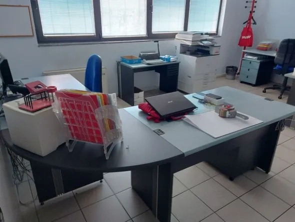 18#8076 Arredo da ufficio ed attrezzature elettroniche