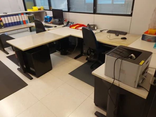 18#8076 Arredo da ufficio ed attrezzature elettroniche