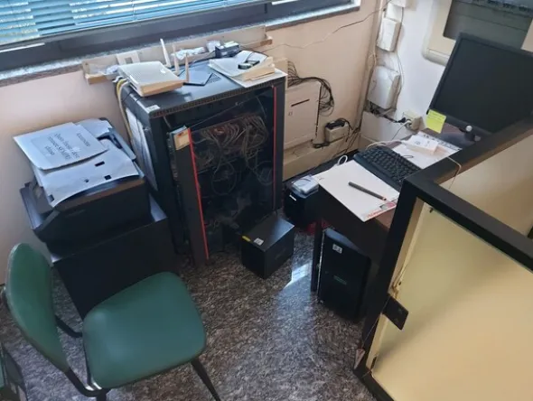 18#8076 Arredo da ufficio ed attrezzature elettroniche