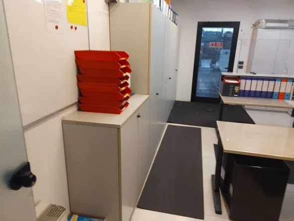 18#8076 Arredo da ufficio ed attrezzature elettroniche