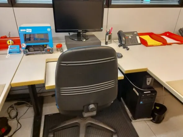 18#8076 Arredo da ufficio ed attrezzature elettroniche