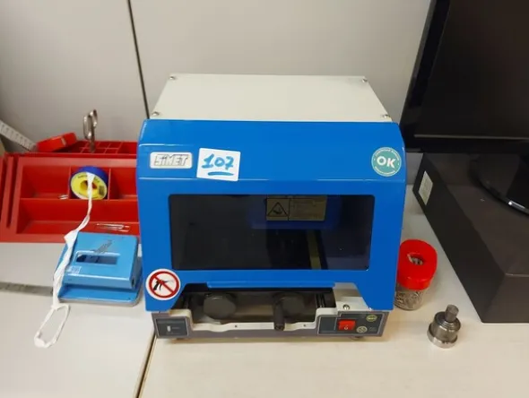 18#8076 Arredo da ufficio ed attrezzature elettroniche