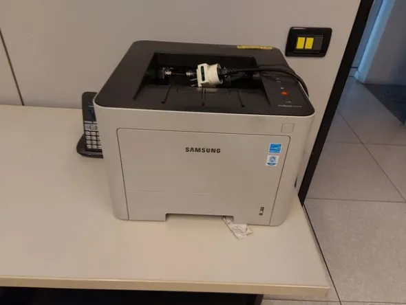 18#8076 Arredo da ufficio ed attrezzature elettroniche