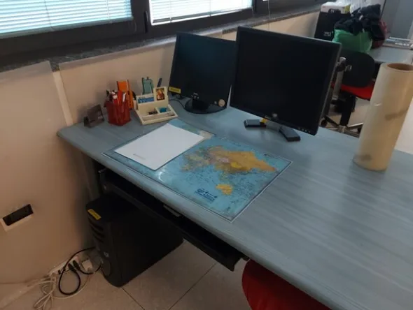 18#8076 Arredo da ufficio ed attrezzature elettroniche