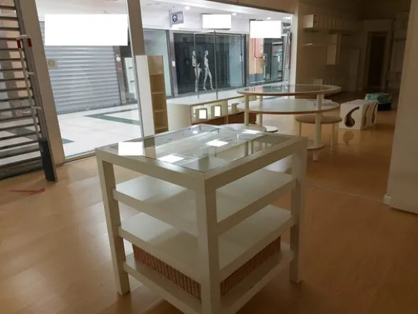 15#7897 Arredo e attrezzature negozio abbigliamento