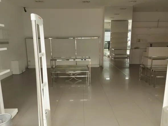 16#7897 Arredo e attrezzature negozio abbigliamento