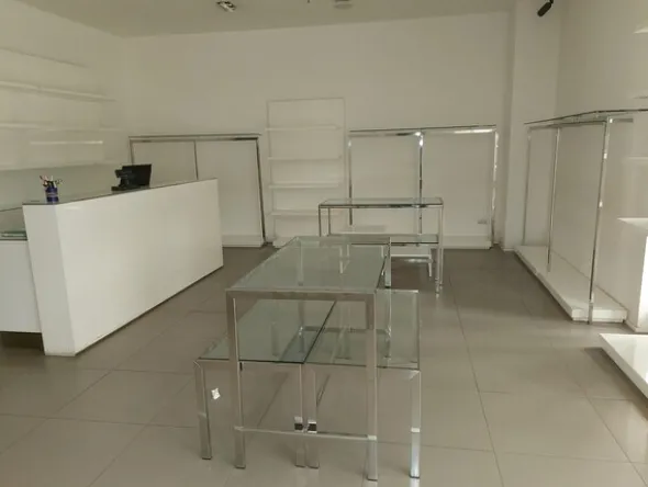 16#7897 Arredo e attrezzature negozio abbigliamento