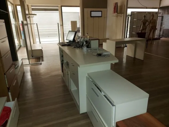 17#7897 Arredo e attrezzature negozio abbigliamento