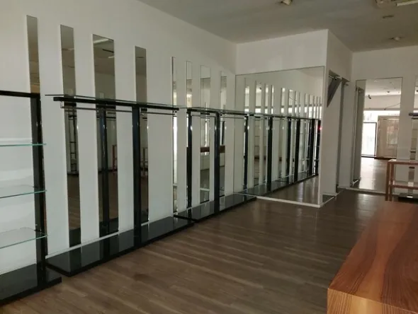 17#7897 Arredo e attrezzature negozio abbigliamento