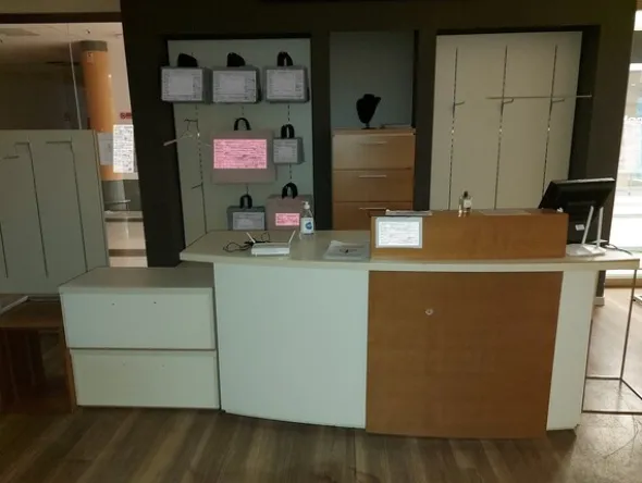 17#7897 Arredo e attrezzature negozio abbigliamento