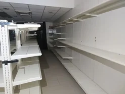 28#7897 Arredo e attrezzature negozio abbigliamento