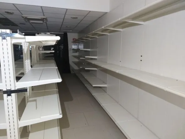 28#7897 Arredo e attrezzature negozio abbigliamento