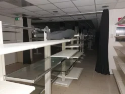 28#7897 Arredo e attrezzature negozio abbigliamento
