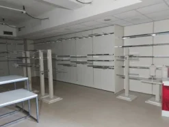28#7897 Arredo e attrezzature negozio abbigliamento