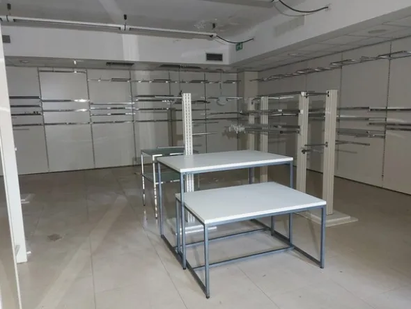 28#7897 Arredo e attrezzature negozio abbigliamento