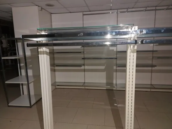 28#7897 Arredo e attrezzature negozio abbigliamento