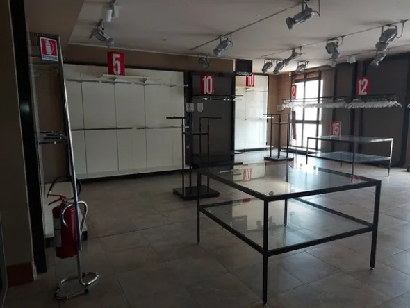 14#7897 Arredo e attrezzature negozio abbigliamento