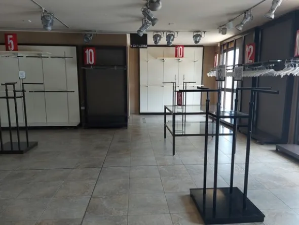 14#7897 Arredo e attrezzature negozio abbigliamento