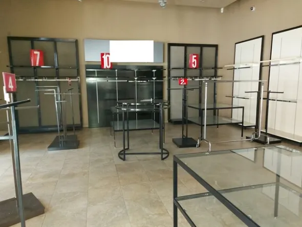 14#7897 Arredo e attrezzature negozio abbigliamento