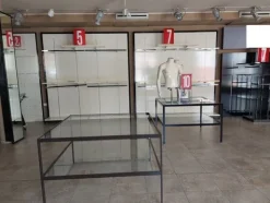 14#7897 Arredo e attrezzature negozio abbigliamento