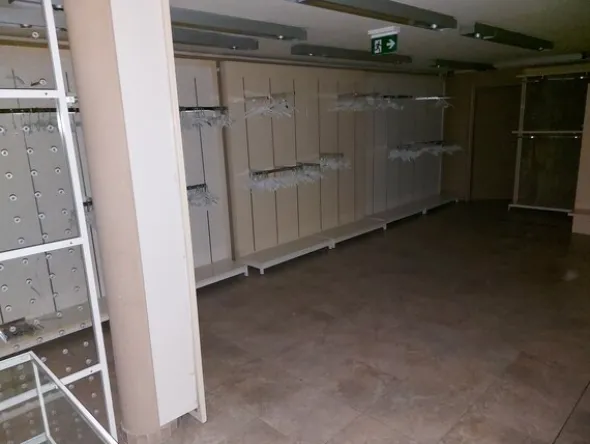 14#7897 Arredo e attrezzature negozio abbigliamento