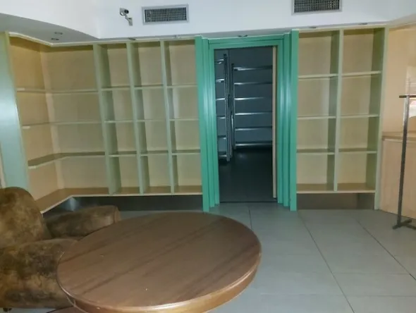 13#7897 Arredo e attrezzature negozio calzature