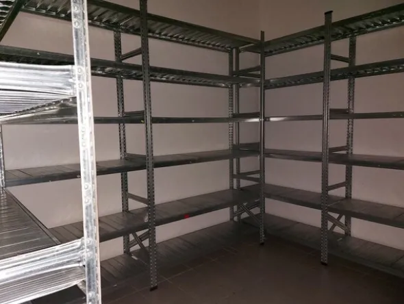 13#7897 Arredo e attrezzature negozio calzature