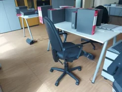 68#8429 Arredo ufficio e macchine elettroniche