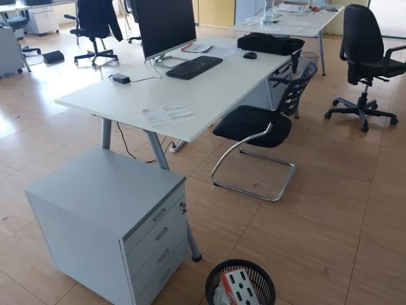 68#8429 Arredo ufficio e macchine elettroniche