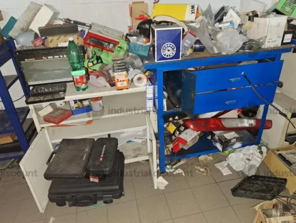 3#9630 Arredo uffici per officina e accettazione officina