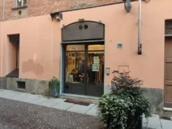 #24778 Asti centro storico negozio zona pedonale di alto passaggio fronte strada