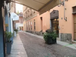#24778 Asti centro storico negozio zona pedonale di alto passaggio fronte strada