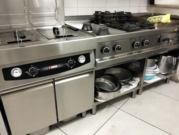ATTREZZATURA BAR/ CUCINA