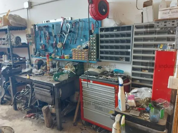 17#9469 Attrezzatura da officina ed arredo da ufficio
