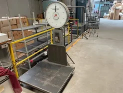 10#6196 Attrezzatura da officina e pressa per rifiuti